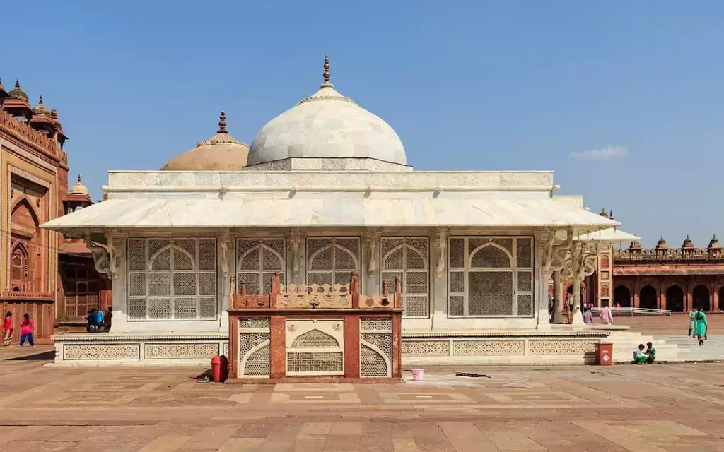 1280px-Fatehpur_Sikri_near_Agra_2016-03_img03